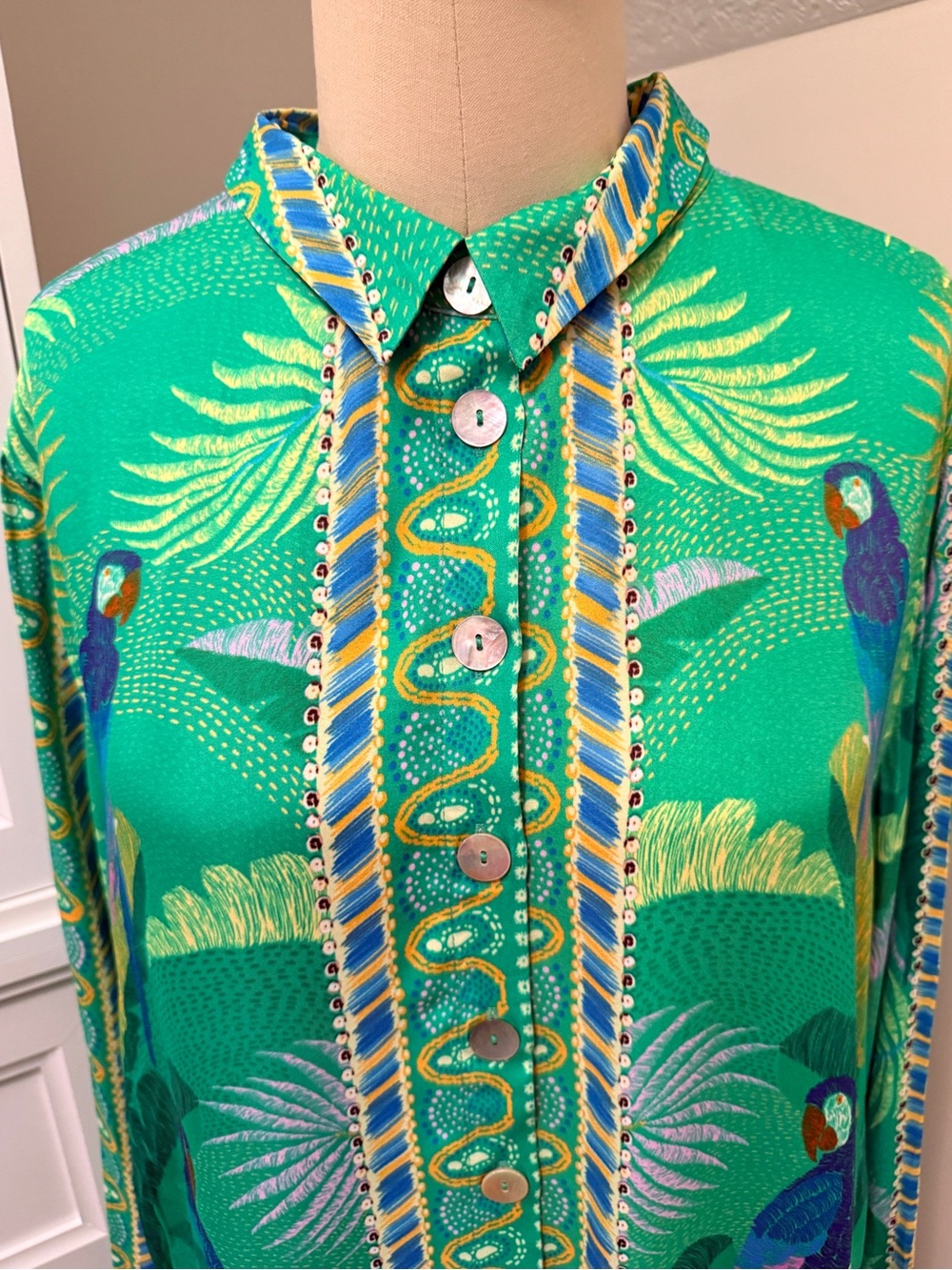 FARM Rio Macaw Scarf Green Tropical Parrot Button-Down Shirt NEW - Picture 7 of 9